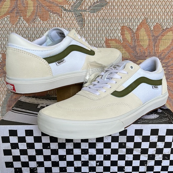 Vans Shoes - Vans WMNS Gilbert Crockett
True White/Green
VN0A5JIF133
sneakers